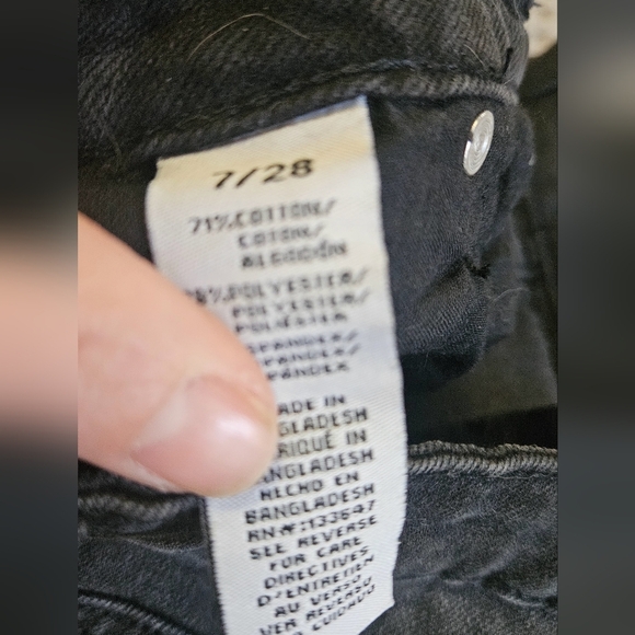 CELEBRITY PINK Exposed Button Mid Rise Jean Shorts In Washed Black. Size 28 NWT - Picture 9 of 12